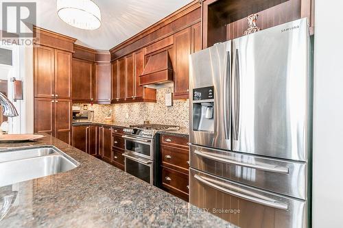 21 Landscape Drive, Oro-Medonte, ON - Indoor Photo Showing Kitchen With Double Sink With Upgraded Kitchen