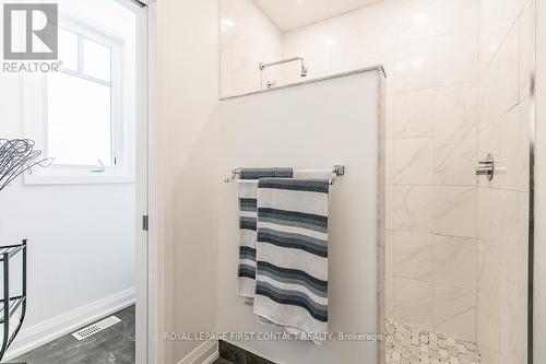 21 Landscape Drive, Oro-Medonte, ON - Indoor Photo Showing Bathroom