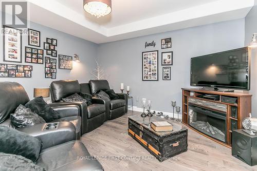 21 Landscape Drive, Oro-Medonte, ON - Indoor Photo Showing Living Room With Fireplace