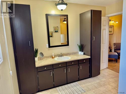 10 Abbot St, Kapuskasing, ON - Indoor Photo Showing Bathroom