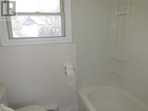 93 Hutchison Avenue, Elliot Lake, ON - Indoor Photo Showing Bathroom