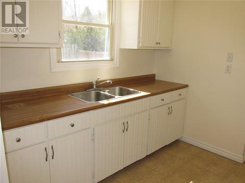 93 Hutchison Avenue, Elliot Lake, ON - Indoor Photo Showing Kitchen With Double Sink