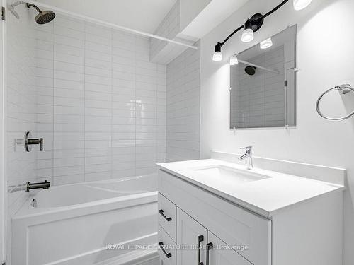 2-2374 Gerrard St E, Toronto, ON - Indoor Photo Showing Bathroom