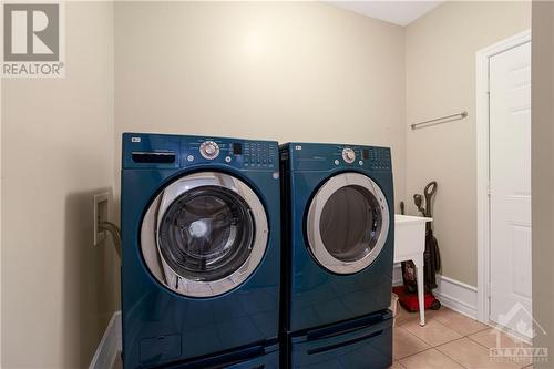356 Ballinville Circle, Ottawa, ON - Indoor Photo Showing Laundry Room