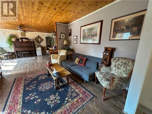 38 Dominion Bay Road, Spring Bay, Manitoulin Island, ON - Indoor Photo Showing Living Room