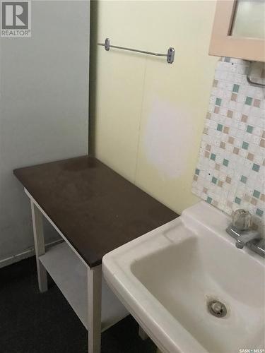 312 7Th Avenue W, Rosetown, SK - Indoor Photo Showing Bathroom