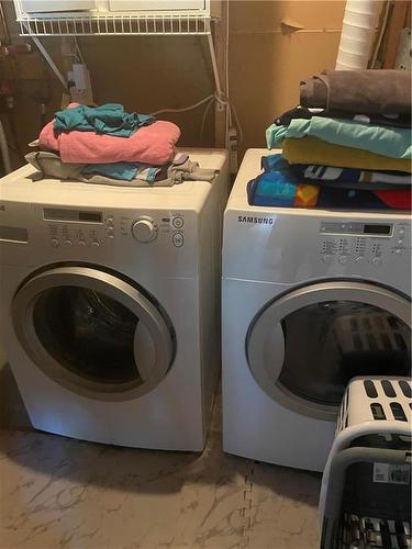 27 Buffie Bay, Winnipeg, MB - Indoor Photo Showing Laundry Room