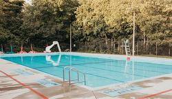 Outdoor Lions Club Pool in walking distance - 