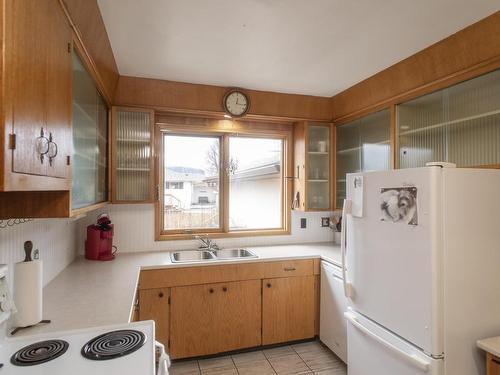 400 Heather Crescent, Thunder Bay, ON - Indoor Photo Showing Kitchen With Double Sink