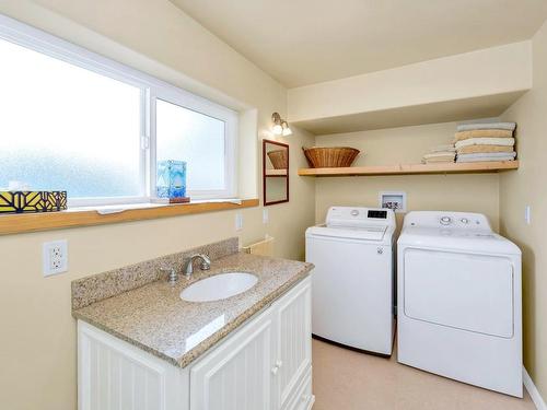 5223 Miller Rd, Duncan, BC - Indoor Photo Showing Laundry Room