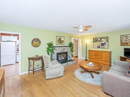 5223 Miller Rd, Duncan, BC - Indoor Photo Showing Living Room With Fireplace