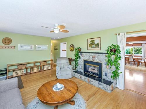 5223 Miller Rd, Duncan, BC - Indoor Photo Showing Living Room With Fireplace