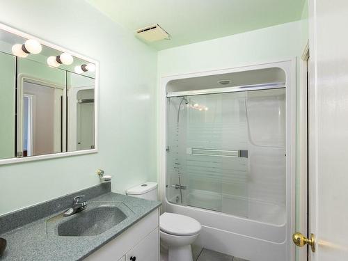 48 Cambridge St, Victoria, BC - Indoor Photo Showing Bathroom