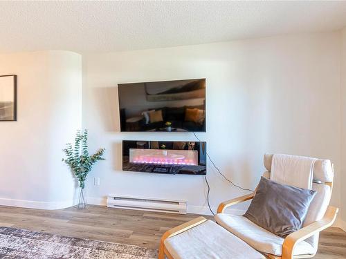 301-567 Townsite Rd, Nanaimo, BC - Indoor Photo Showing Living Room With Fireplace