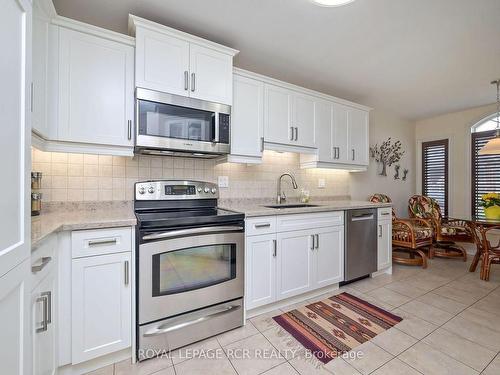 60 Renaissance Pt, New Tecumseth, ON - Indoor Photo Showing Kitchen With Upgraded Kitchen