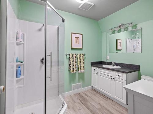 54-6400 Spencer Road, Kelowna, BC - Indoor Photo Showing Bathroom