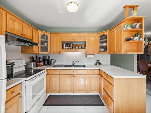 54-6400 Spencer Road, Kelowna, BC - Indoor Photo Showing Kitchen