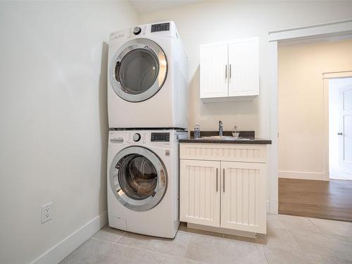 35-3805 Patten Drive, Armstrong, BC - Indoor Photo Showing Laundry Room