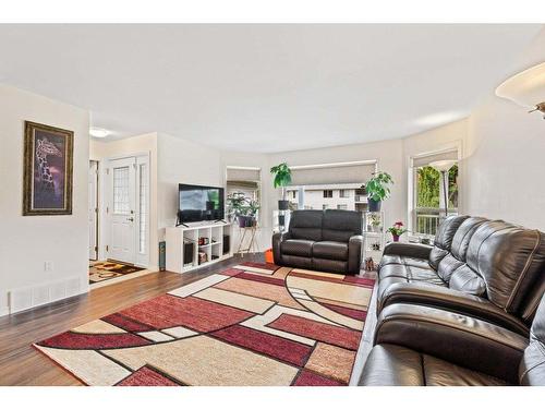 3481 8 Avenue, Salmon Arm, BC - Indoor Photo Showing Living Room