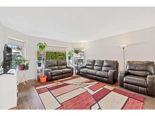 3481 8 Avenue, Salmon Arm, BC - Indoor Photo Showing Living Room