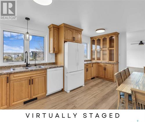 210 Wieler Avenue, Swift Current Rm No. 137, SK - Indoor Photo Showing Kitchen With Double Sink