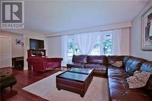 31 Westwood Lane, Richmond Hill, ON - Indoor Photo Showing Living Room