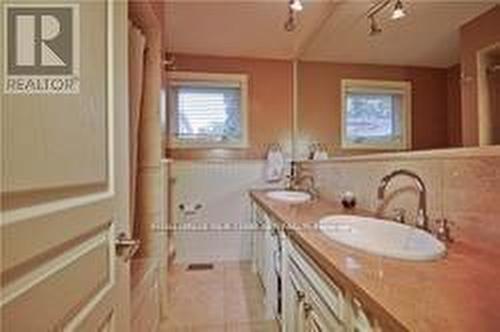 31 Westwood Lane, Richmond Hill, ON - Indoor Photo Showing Bathroom