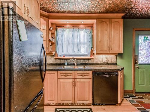 6 Ostrander Boulevard, Halton Hills, ON - Indoor Photo Showing Kitchen With Double Sink