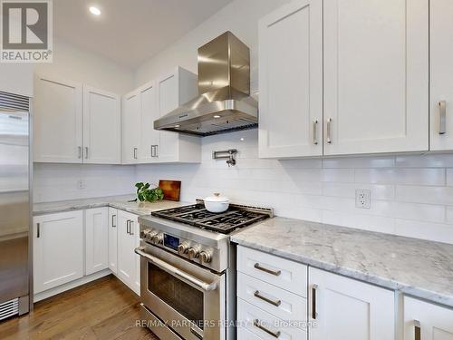 3 Read Street, Aurora, ON - Indoor Photo Showing Kitchen With Upgraded Kitchen