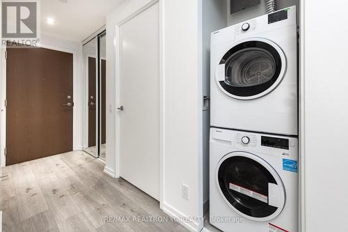 1609 - 1000 Portage Parkway, Vaughan, ON - Indoor Photo Showing Laundry Room