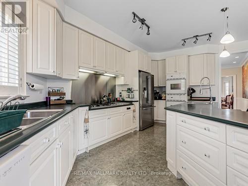 68 Edgar Avenue, Richmond Hill, ON - Indoor Photo Showing Kitchen With Double Sink With Upgraded Kitchen