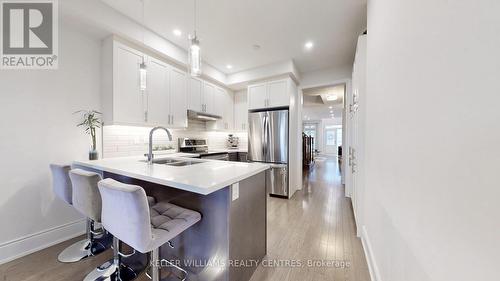 10 Pasquale Lane, East Gwillimbury, ON - Indoor Photo Showing Kitchen With Double Sink With Upgraded Kitchen