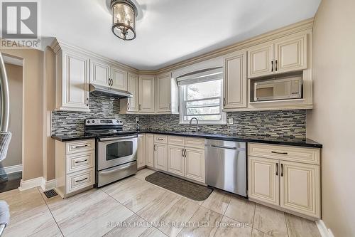 245 Elmwood Avenue, Richmond Hill, ON - Indoor Photo Showing Kitchen With Upgraded Kitchen