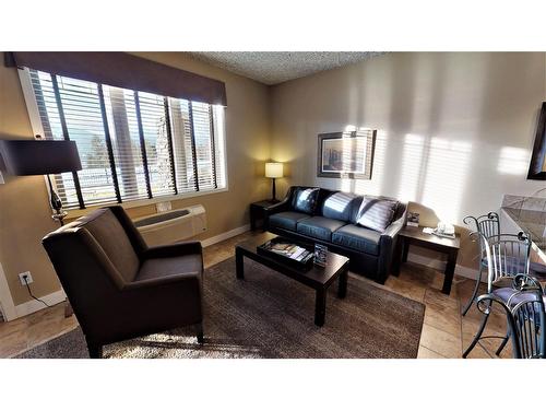 415 N - 400 Bighorn Boulevard, Radium Hot Springs, BC - Indoor Photo Showing Living Room