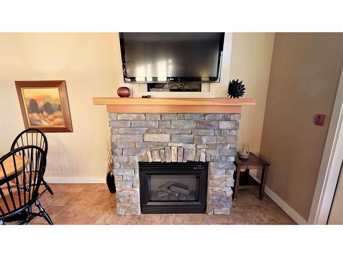 415 N - 400 Bighorn Boulevard, Radium Hot Springs, BC - Indoor Photo Showing Living Room With Fireplace