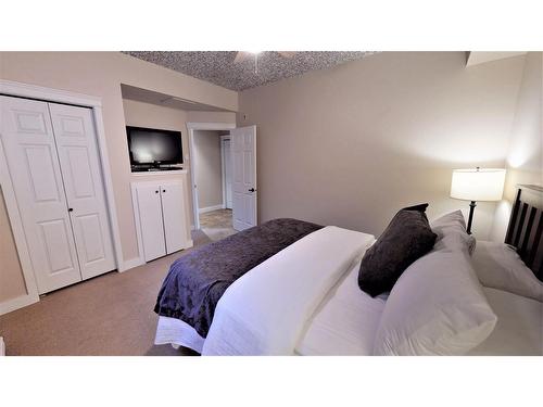 415 N - 400 Bighorn Boulevard, Radium Hot Springs, BC - Indoor Photo Showing Bedroom