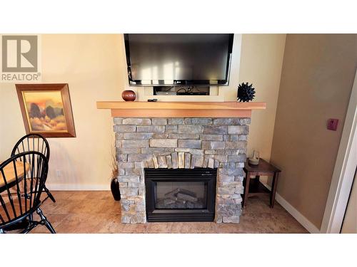 400 Bighorn Boulevard Unit# 415 N, Radium Hot Springs, BC - Indoor Photo Showing Living Room With Fireplace