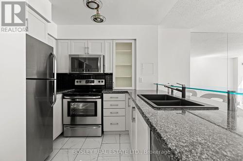 802 - 388 Bloor Street E, Toronto, ON - Indoor Photo Showing Kitchen With Double Sink With Upgraded Kitchen