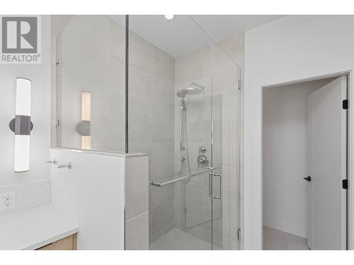 1141 Lone Pine Drive, Kelowna, BC - Indoor Photo Showing Bathroom