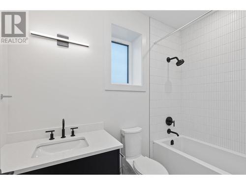1141 Lone Pine Drive, Kelowna, BC - Indoor Photo Showing Bathroom
