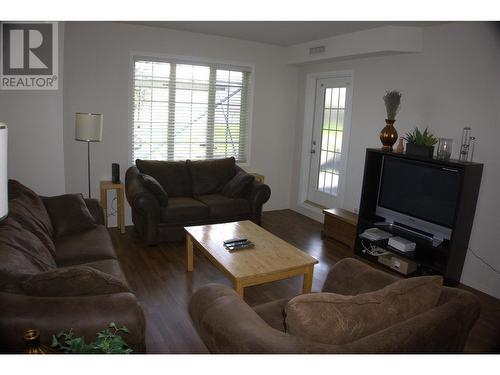 1875 Country Club Drive Unit# 1318, Kelowna, BC - Indoor Photo Showing Living Room