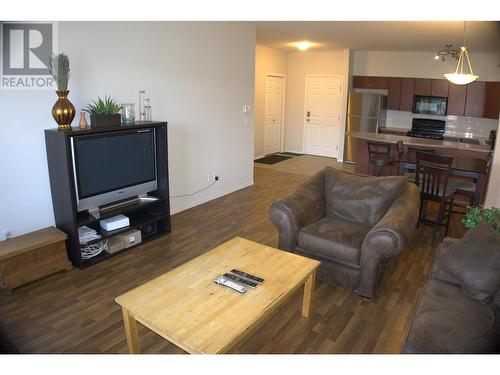 1875 Country Club Drive Unit# 1318, Kelowna, BC - Indoor Photo Showing Living Room