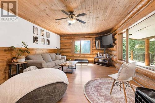 8240 Loakin Bear Cr Rd, Chase, BC - Indoor Photo Showing Living Room