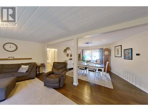 4661 45 Street, Salmon Arm, BC - Indoor Photo Showing Living Room