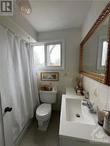 323 Parkdale Avenue, Ottawa, ON - Indoor Photo Showing Bathroom