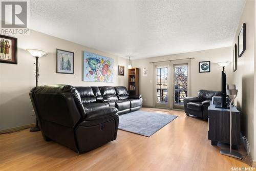 814 Bennett Bay N, Regina, SK - Indoor Photo Showing Living Room