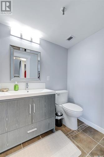 1403 315 5Th Avenue N, Saskatoon, SK - Indoor Photo Showing Bathroom