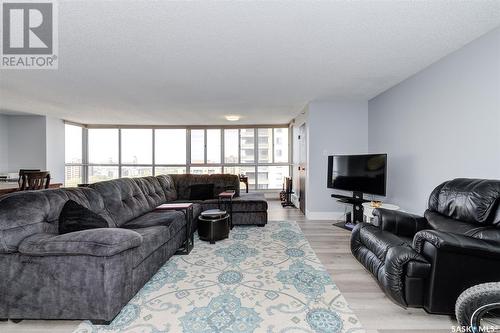 1403 315 5Th Avenue N, Saskatoon, SK - Indoor Photo Showing Living Room