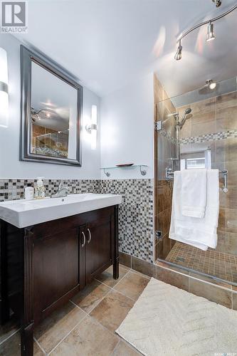 1403 315 5Th Avenue N, Saskatoon, SK - Indoor Photo Showing Bathroom