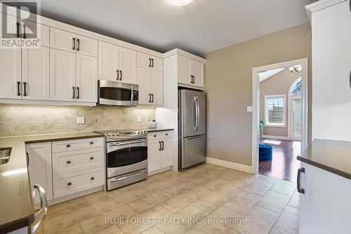 7 - 2081 Wallingford Avenue, London, ON - Indoor Photo Showing Kitchen